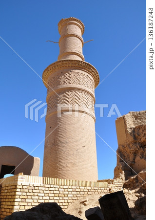 イラン　シルクロード　ヤズド近郊の遺跡　ハナラク城砦遺跡　揺れるミナレット 136187248