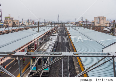 雪の降る塩尻駅 136187480