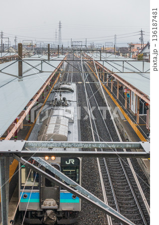 雪の降る塩尻駅 136187481