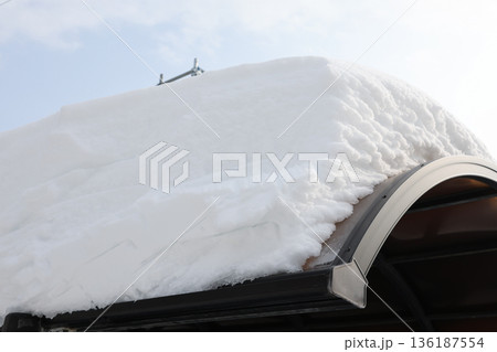 積雪、雪庇、カーポート、雪国、雪、冬、北海道、車庫、雪景色、冬景色、屋根、屋外、車、自動車 136187554