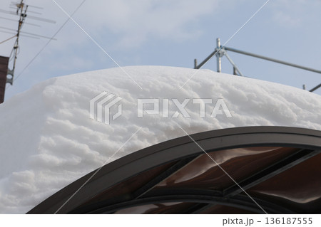 積雪、雪庇、カーポート、雪国、雪、冬、北海道、車庫、雪景色、冬景色、屋根、屋外、車、自動車 積雪、雪庇、カーポート、雪国、雪、冬、北海道、車庫、雪景色、冬景色、屋根、屋外、車、自動車 136187555