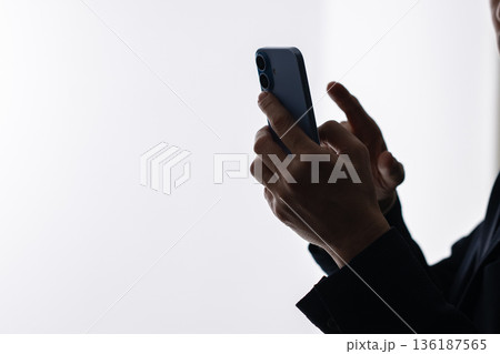 スマートフォンを操作するビジネスマン 136187565