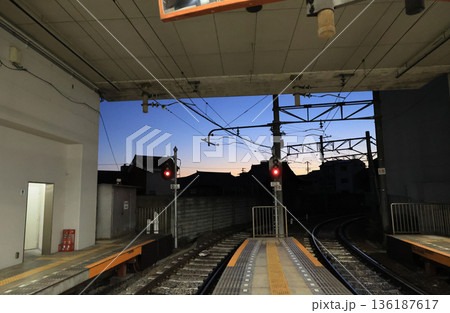 京福電気鉄道　四条大宮駅の夕暮れ 136187617