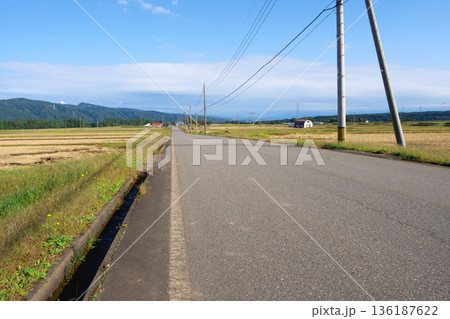 新潟県津南町、中魚沼広域農道、段丘上の直線路、南から北方面 新潟県津南町、中魚沼広域農道、段丘上の直線路、南から北方面 136187622