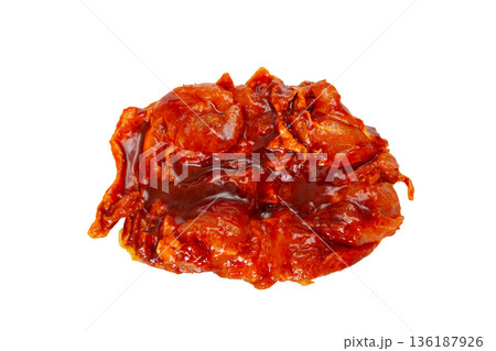 タンドリーチキン、調理前の下ごしらえ【白背景・切り抜き】 136187926