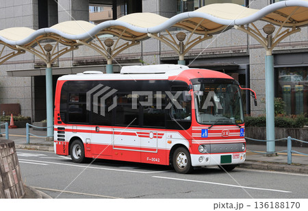 山科駅前で停車する京阪バスの小型車 山科駅前で停車する京阪バスの小型車 136188170