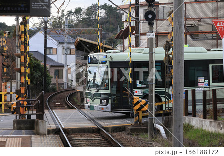 京福電鉄妙心寺駅を横切る京都市バス 136188172