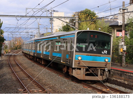 奈良線稲荷駅に到着する205系電車 136188173