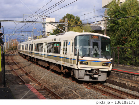 奈良線稲荷駅に到着する221系電車 136188175