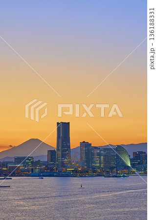 横浜みなとみらい地区と富士山の夕景 横浜みなとみらい地区と富士山の夕景 136188331