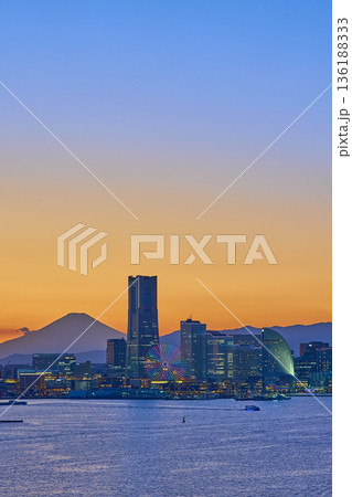 横浜みなとみらい地区と富士山の夕景 136188333