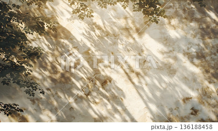 木漏れ日が差し込むクリーム色ペーパーのナチュラル癒し背景素材 136188458