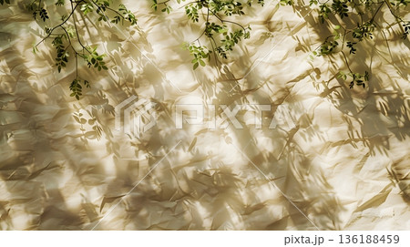 木漏れ日が差し込むクリーム色ペーパーのナチュラル癒し背景素材 木漏れ日が差し込むクリーム色ペーパーのナチュラル癒し背景素材 136188459
