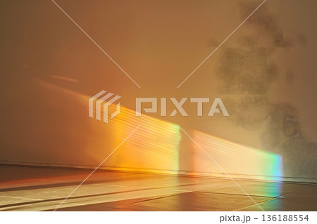 虹色プリズム光が映るベージュ壁の幻想的ミニマル背景 虹色プリズム光が映るベージュ壁の幻想的ミニマル背景 136188554