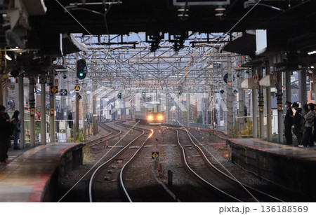 夕暮れの茨木駅と接近する電車 136188569