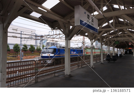 吹田駅のホームと通過するEF210 吹田駅のホームと通過するEF210 136188571