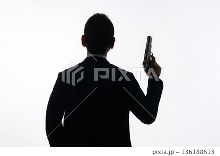 ピストルを持ったビジネスマン 136188613