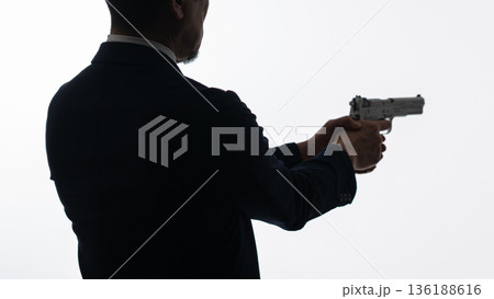 ピストルを持ったビジネスマン 136188616