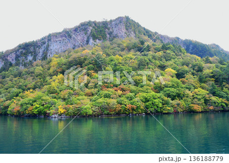 青森県　十和田市　十和田湖　中湖　御倉半島　御倉山と鴨ケ崎 136188779