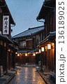 古き良き日本家屋が立ち並ぶ路地の灯りがともる夕暮れ時 136189025