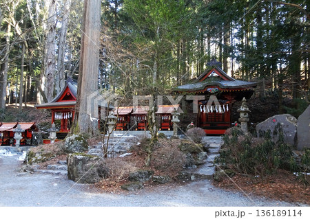 埼玉県:三峯神社/並ぶ赤い摂社と末社/秩父市・2月 埼玉県:三峯神社/並ぶ赤い摂社と末社/秩父市・2月 136189114