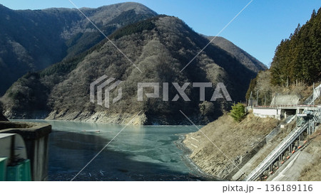埼玉県：秩父湖／二瀬ダムの堰堤から見る冬の風景／秩父市 136189116