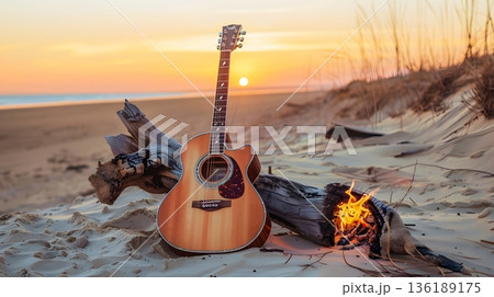 夕焼けの浜辺に佇むギターと夏の旅の思い出 136189175