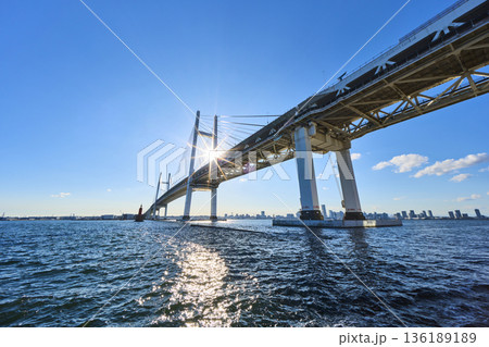 大黒埠頭から横浜ベイブリッジを望む 136189189