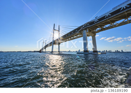 大黒埠頭から横浜ベイブリッジを望む 136189190