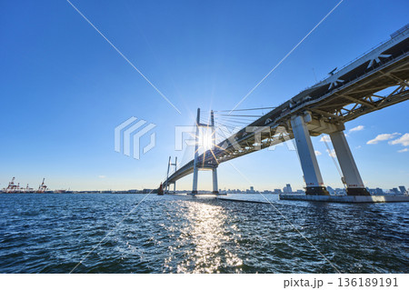 大黒埠頭から横浜ベイブリッジを望む 136189191