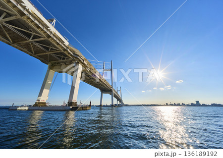 大黒埠頭から横浜ベイブリッジを望む 136189192