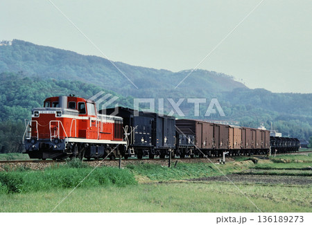 1983年　姫新線佐用駅付近を走るDE10牽引の貨物列車 136189273