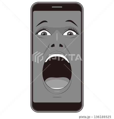 爆笑する女性スマホ 136189325