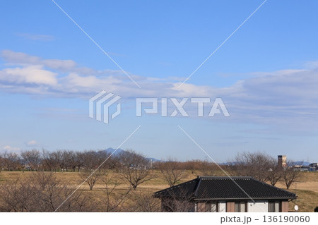 江戸川堤防から見た千葉県野田市方面の風景 136190060