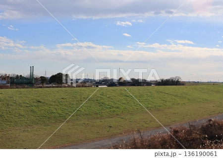 江戸川堤防から見た千葉県野田市方面の風景 136190061