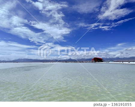 美しいチャカ塩湖と空 美しいチャカ塩湖と空 136191055
