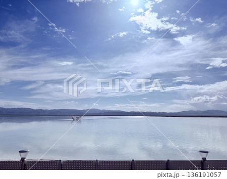 美しい雲が広がる湖 美しい雲が広がる湖 136191057