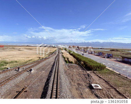 チャカ塩湖で真っ直ぐな線路 チャカ塩湖で真っ直ぐな線路 136191058