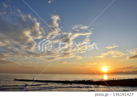 湘南鵠沼海岸の夕陽 136191427