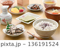 和朝食の食卓イメージ 白ごはんと味噌汁 焼きいわしと焼き海苔のある日本の朝 136191524