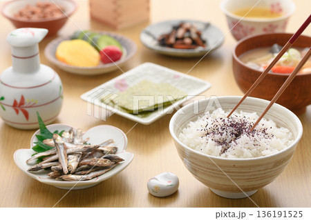 和朝食の食卓イメージ 白ごはんと味噌汁 焼きいわしと焼き海苔のある日本の朝 136191525