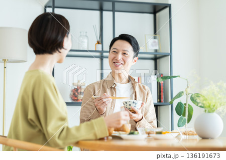 家で食事をするミドルの夫婦 136191673
