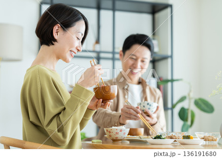家で食事をするミドルの夫婦 136191680
