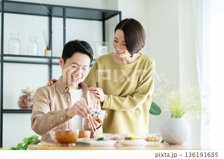 家で食事をするミドルの夫婦 136191685