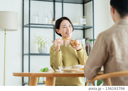 家で食事をするミドルの夫婦 家で食事をするミドルの夫婦 136191706