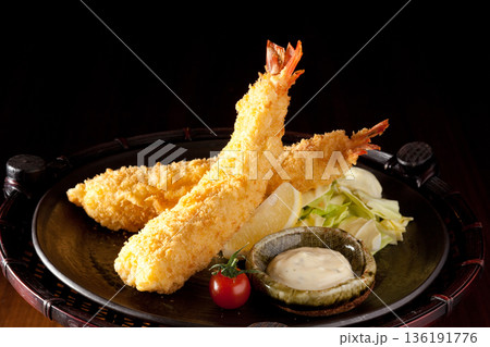 お皿に盛りつけられたエビフライ 136191776