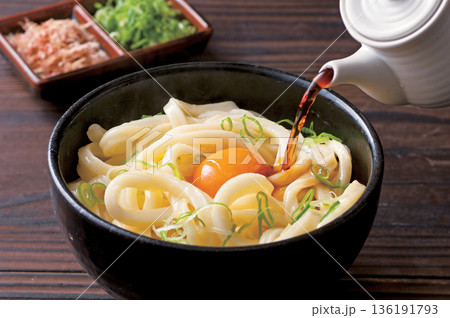 湯気が立つ、熱々の釜玉うどん 136191793