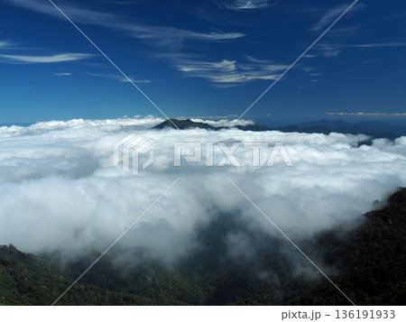 【山の風景】愛媛県・石鎚山山頂からの展望・雲海 136191933