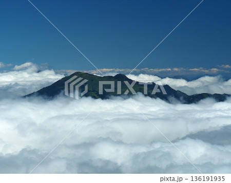 【山の風景】愛媛県・石鎚山山頂からの展望・雲海 136191935