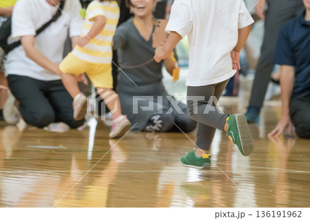 【保育園の運動会 障害物競走】 【保育園の運動会 障害物競走】 136191962